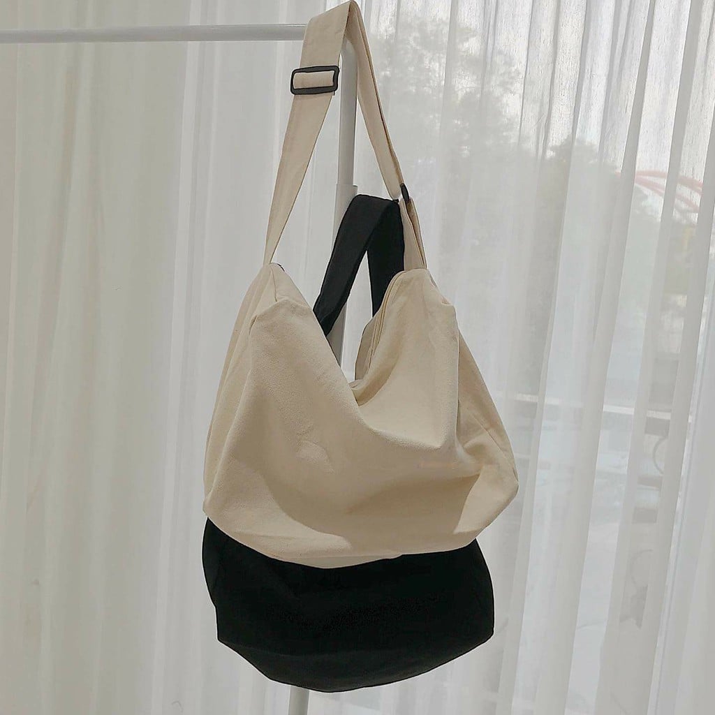 Những chiếc túi đeo chéo canvas màu đen và trắng Unisex là phụ kiện thời trang hợp xu hướng, luôn là best seller