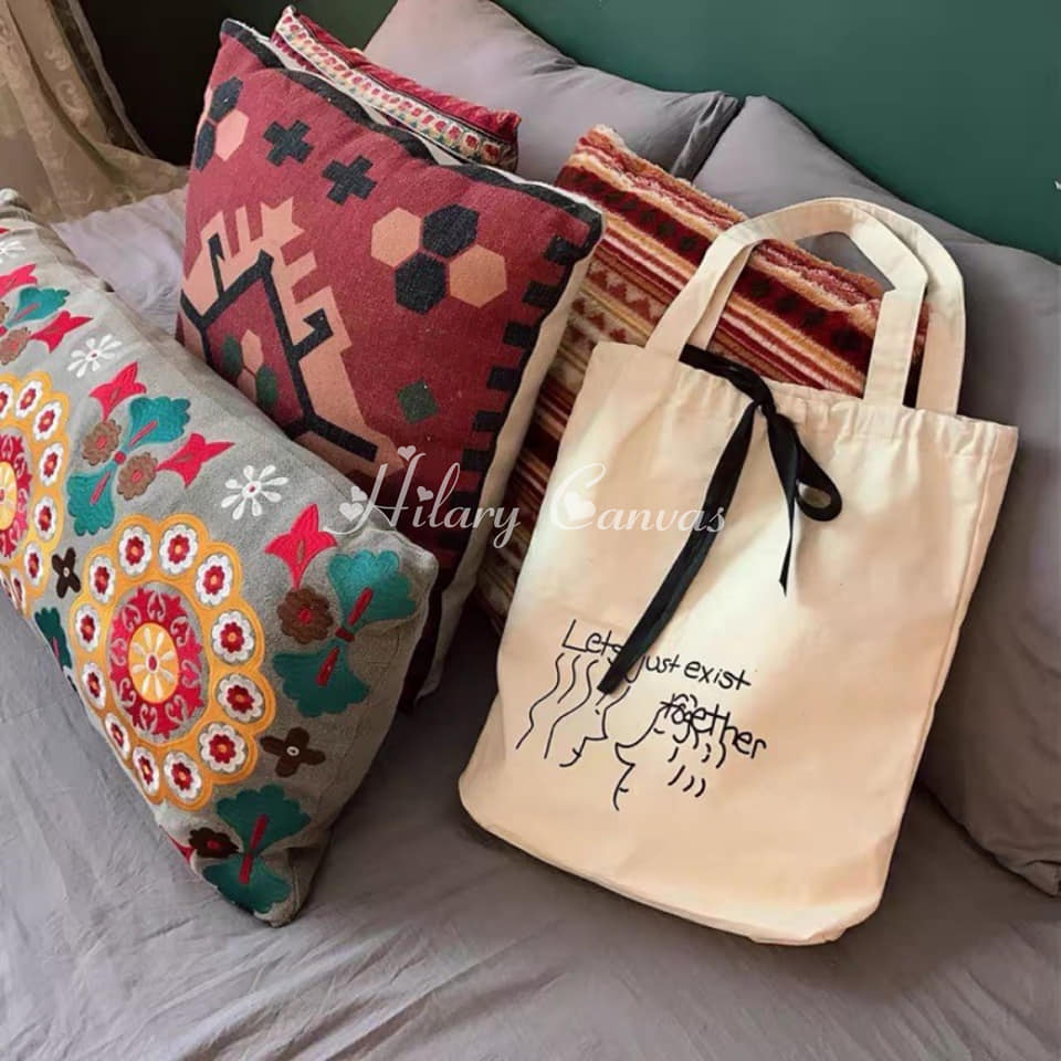 Với sự đơn giản, tiện dụng, thời trang của mình, túi tote vải canvas phối kiểu dễ thương sẽ giúp bạn bắt đầu ngày mới tràn ngập năng lượng