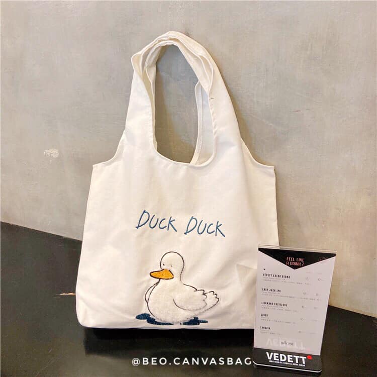 Một chiếc túi canvas in hình chú vịt xinh xắn sẽ mang đến cho bạn sự tiện ích và những năng lượng tích cực