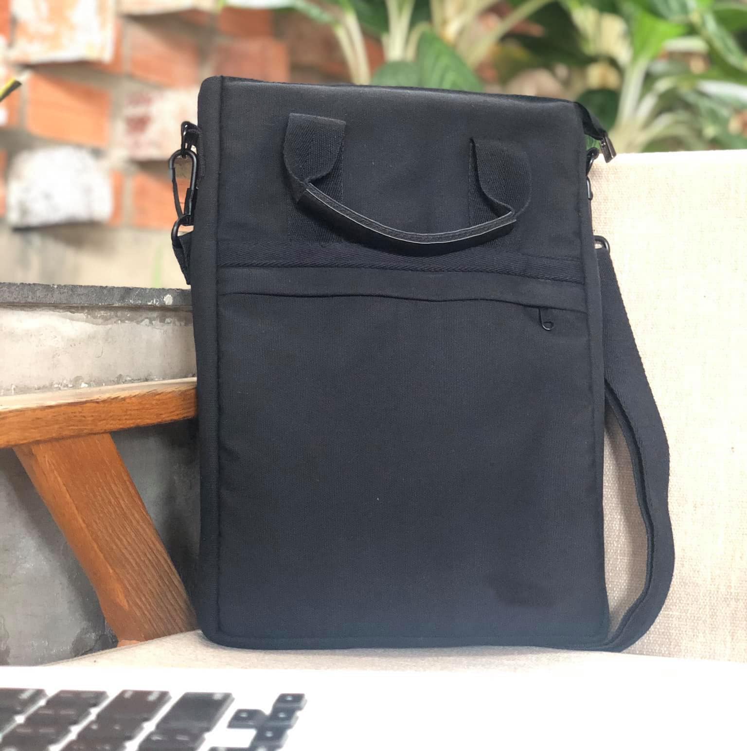 Túi đựng Laptop unisex có sự bền chắc trong chất liệu vải canvas và tính thẩm mỹ về kiểu dáng, màu sắc của túi.