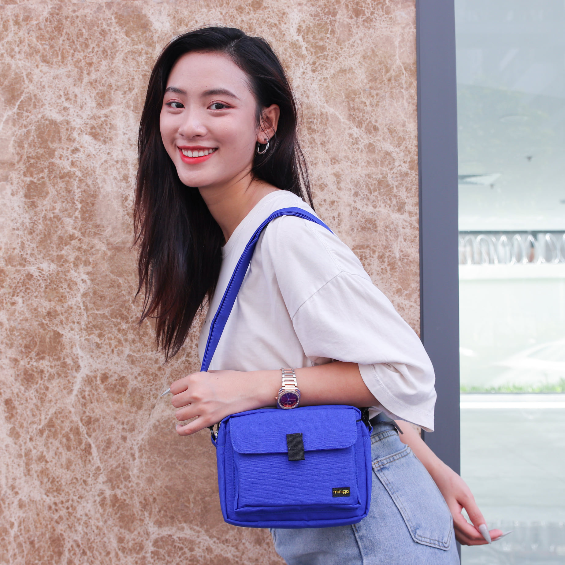 Túi canvas màu xanh dương là phụ kiện tiện ích, thời trang, độ bền cao, giúp bạn nổi bật