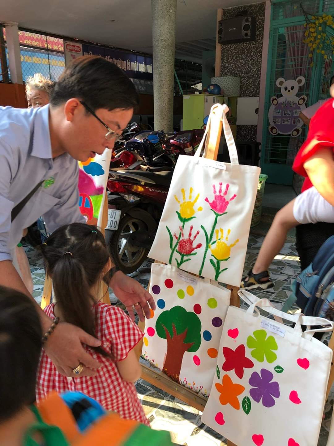 Thúc đẩy khả năng sáng tạo của trẻ bằng cách tự vẽ trên chiếc túi vải canvas