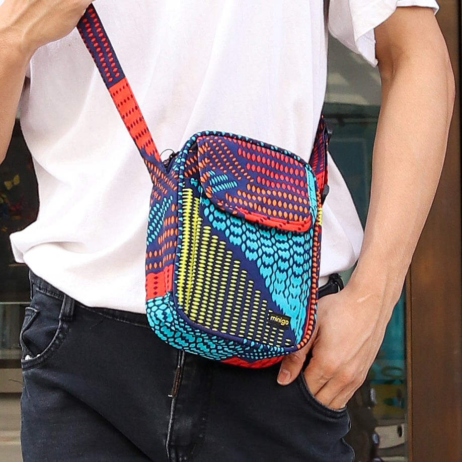 Chiếc túi vải canvas đeo chéo dạng hộp đứng Unisex này vừa tiện lợi, vừa là phụ kiện thời trang lý tưởng dành cho cả nam và nữ