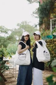 Túi vải canvas couple “bạn thân” được in hình giống nhau hay tương thích, là châm ngôn, hình ảnh đẹp, dễ thương về tình bạn