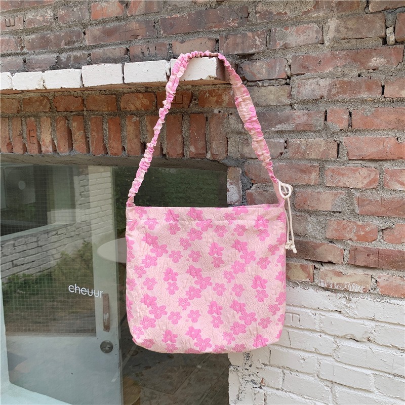 Túi canvas màu hồng với thiết kế tiện dụng, mẫu mã đẹp, phù hợp với mọi đối tượng, mọi lứa tuổi.