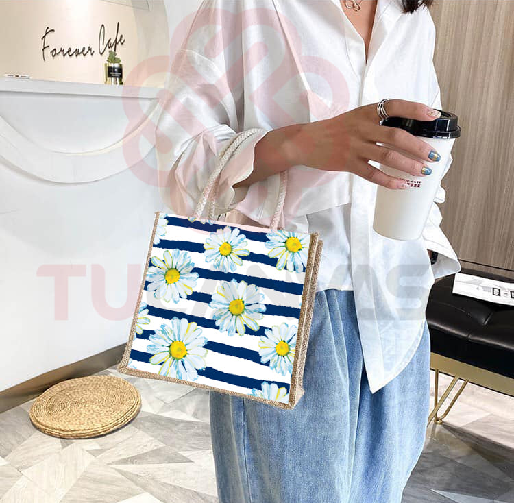 Túi vải đay kết hợp canvas với kiểu dáng không quá cầu kỳ, tiện lợi, gần gũi khi sử dụng, thời trang