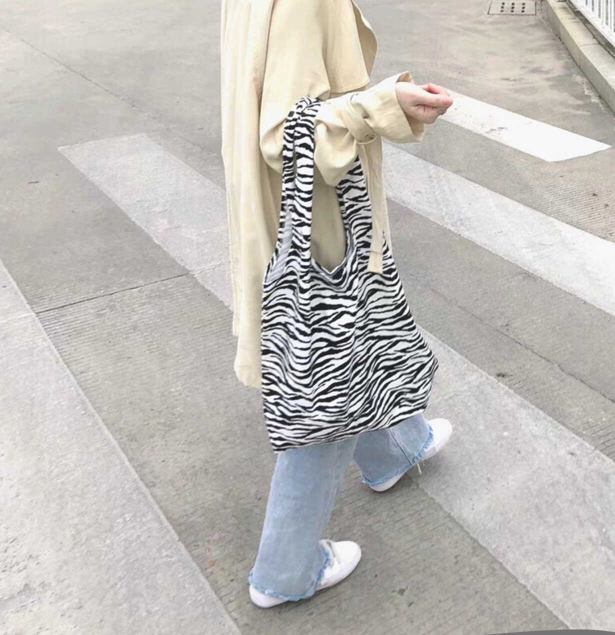 Túi vải canvas họa tiết da beo bắt mắt là sự lựa chọn của rất nhiều bạn để bắt đầu ngày mới nhiều năng lượng