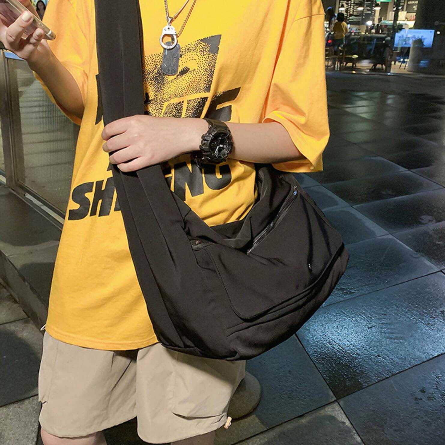 Chiếc túi vải canvas đeo chéo phối zip kim loại này vừa tiện lợi, vừa là phụ kiện thời trang lý tưởng dành cho cả nam và nữ