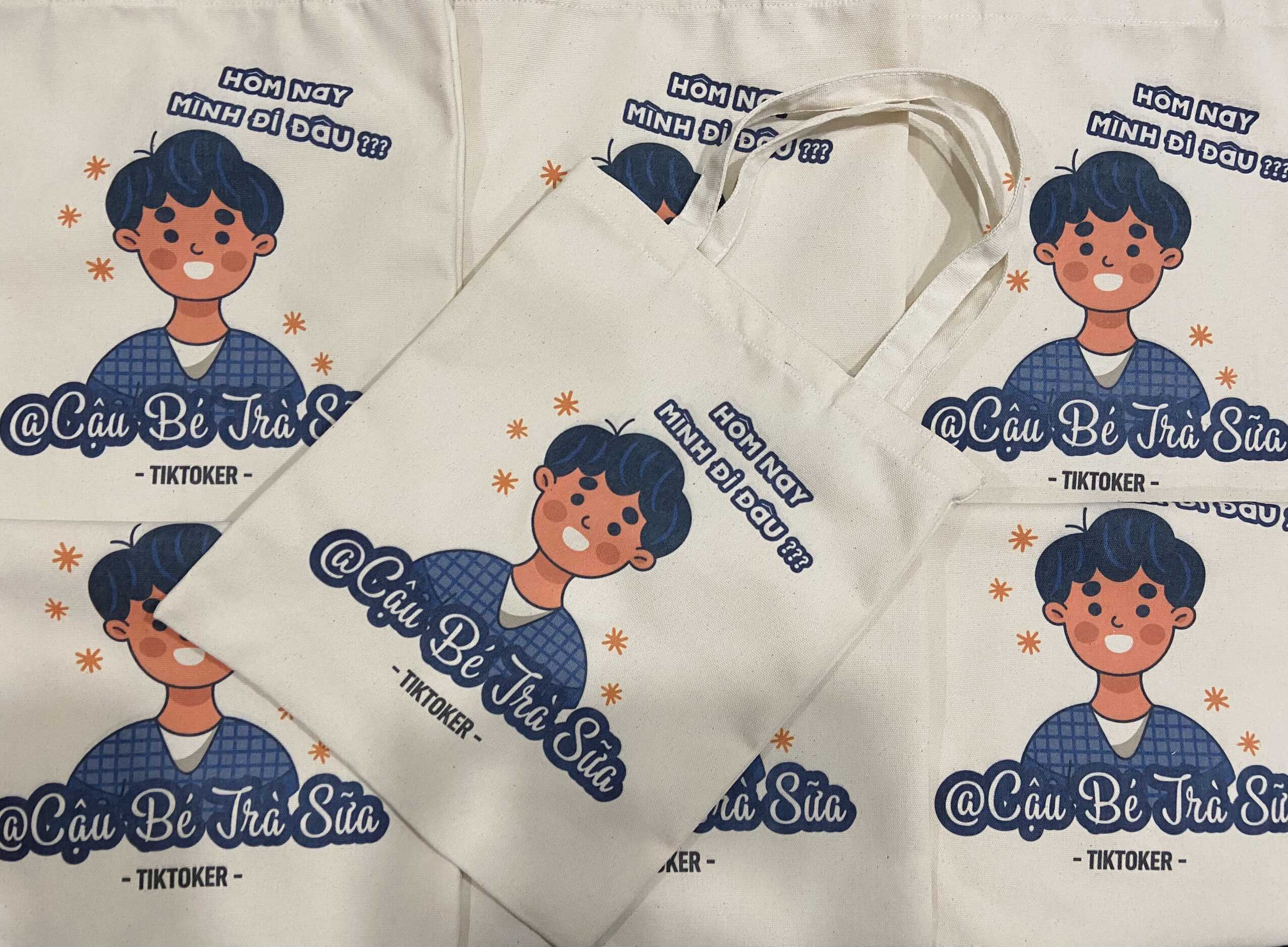 Túi tote canvas in họa tiết lạ mắt là phụ kiện thời trang đầy sức hút, nổi bật